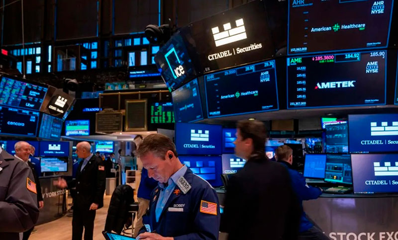 Las acciones nacionales comenzaron la semana a la baja, atadas a las pérdidas de Wall Street