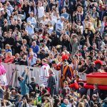 Miles de fieles continúan despidiendo al Papa Francisco en la Basílica de San Pedro
