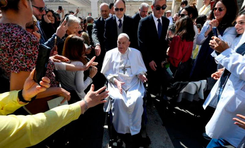 El papa Francisco se reencontró sus fieles en la Plaza San Pedro: «Comparto la experiencia de la enfermedad»