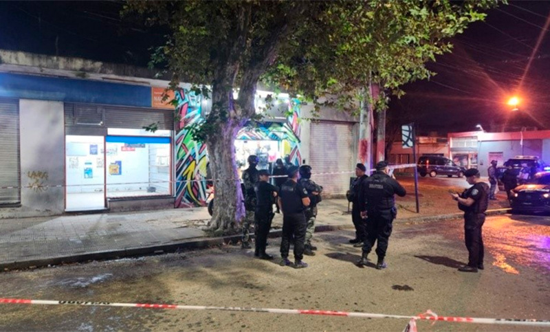 Asalto a un local de Provincias Unidas y Rivarola: un comerciante herido, un ladrón muerto y muchas dudas