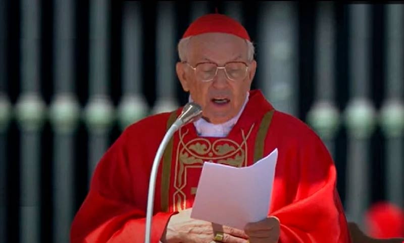 “Nadie se salva solo”: el cardenal Re despidió al papa Francisco con una emotiva homilía