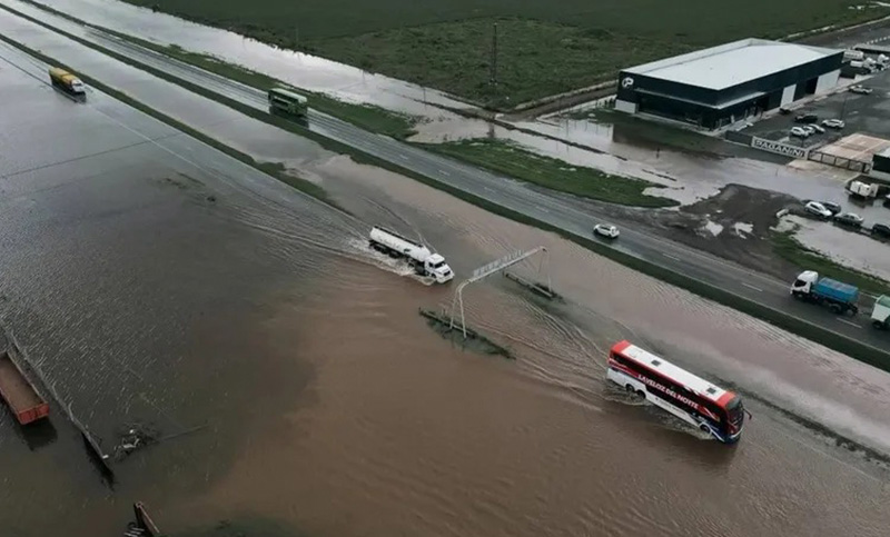 Continúa cortada la autopista Rosario- Buenos Aires: Vialidad Nacional habilitó rutas alternativas