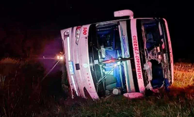 Volcó un colectivo de larga distancia con destino a Retiro y dejó más de 50 heridos