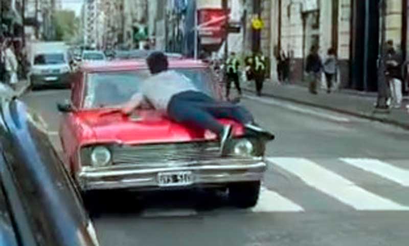 Detuvieron a un conductor que atropelló a un peatón y lo llevó colgado en el capot