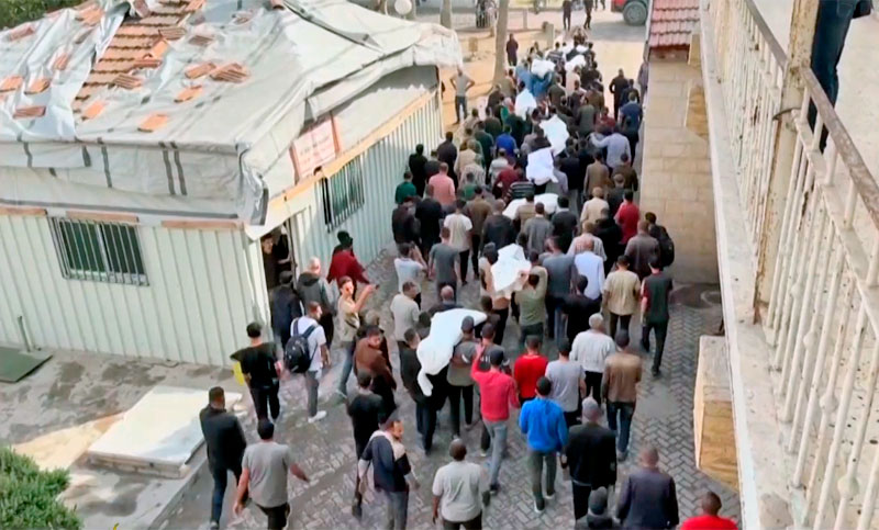 Israel mata a 60 palestinos con nuevos ataques mientras permite la entrada de una mínima ayuda humanitaria