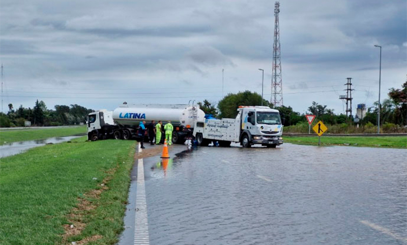 La autopista Rosario-Buenos Aires sigue cortada: ya no hay agua en los carriles, pero analizan el estado de los puentes