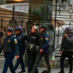 Violenta detención de un fotógrafo durante la represión contra los jubilados en el Congreso