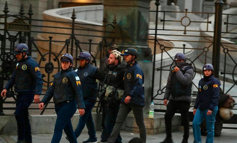 Violenta detención de un fotógrafo durante la represión contra los jubilados en el Congreso