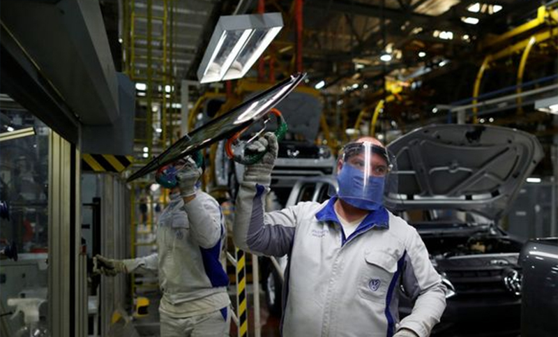 La actividad económica volvió a caer en marzo con respecto a febrero