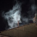 ¡Humero listo! El Vaticano ya instaló la chimenea en la Capilla Sixtina para el cónclave