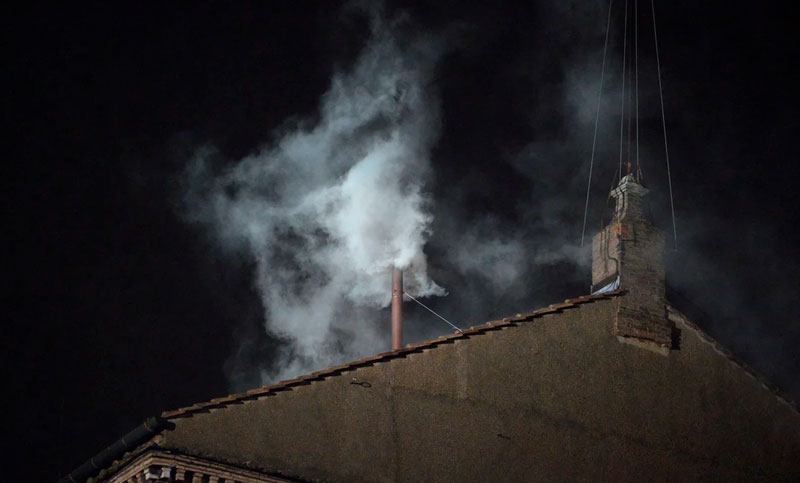 ¡Humero listo! El Vaticano ya instaló la chimenea en la Capilla Sixtina para el cónclave