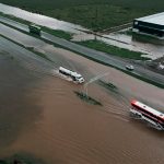 Niños de cuarto grado volvían de visitar el Monumento a la Bandera y quedaron varados en la ruta por las inundaciones 