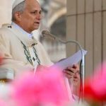 Ante miles de fieles, León XIV recordó a Francisco en su primera homilía y criticó al sistema político que margina a los pobres
