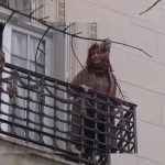Cristina salió al balcón y saludó a la militancia que mantiene la vigilia antes de su presentación en Comodoro Py