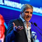 Mientras la actividad se desploma, el gobierno de Milei pidió a los industriales que “cambien el chip” y sean “más competitivos”