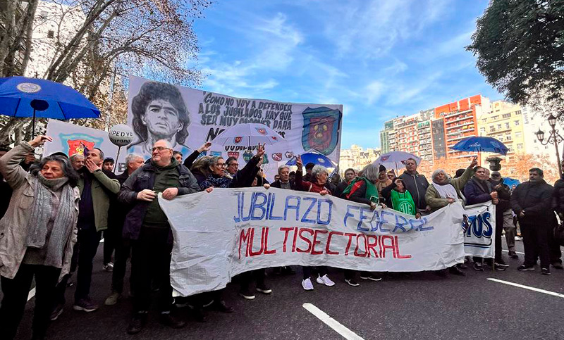Jubilados movilizaron al Congreso en reclamo de aumento de haberes y contra el recorte de medicamentos