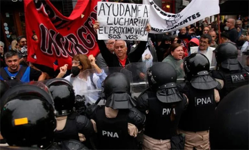 Gran movilización al Congreso: jubilados, científicos, CGT y colectivo Ni Una Menos marchan contra las políticas del Gobierno