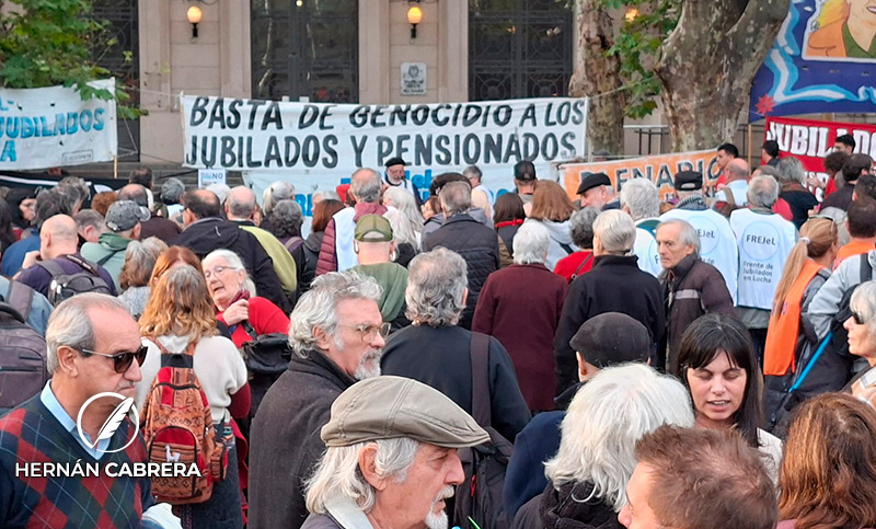 Rosario acompañó a los jubilados y movilizó contra el ajuste de Milei