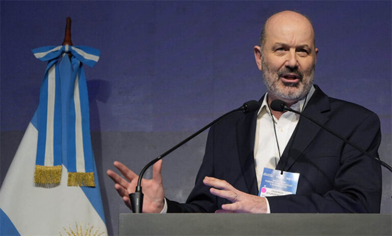 Sturzenegger celebró la destrucción de 50.591 puestos de trabajo estatales: “La motosierra es popular”