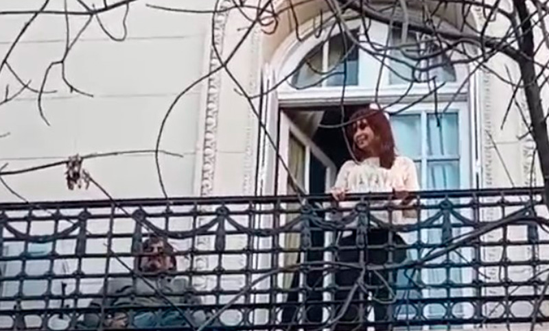 Cristina Fernández salió al balcón a agradecer el apoyo y saludar a la militancia