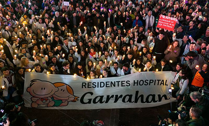 “Velas violetas por el Garrahan”: residentes se convocaron en el Obelisco