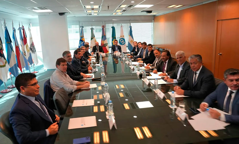 Reunión de gobernadores: quejas por coparticipación y firmas para el acuerdo por el “dólar colchón”