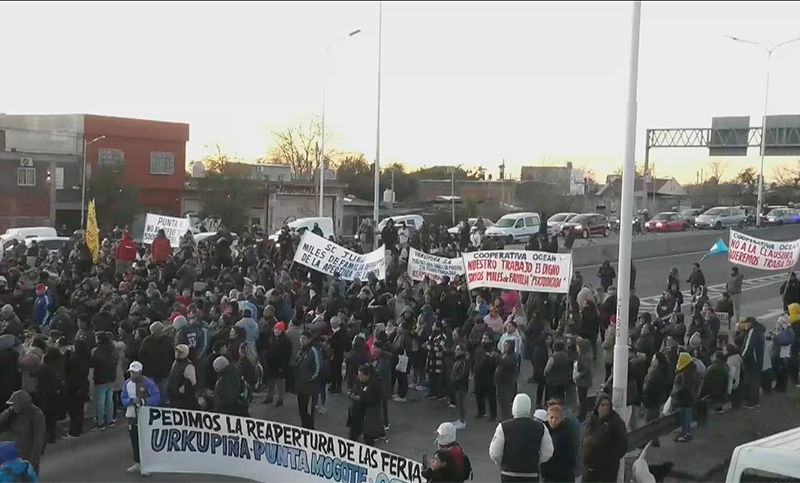 Trabajadores de La Salada cortaron el tránsito en Capital Federal para exigir la apertura de sus negocios 