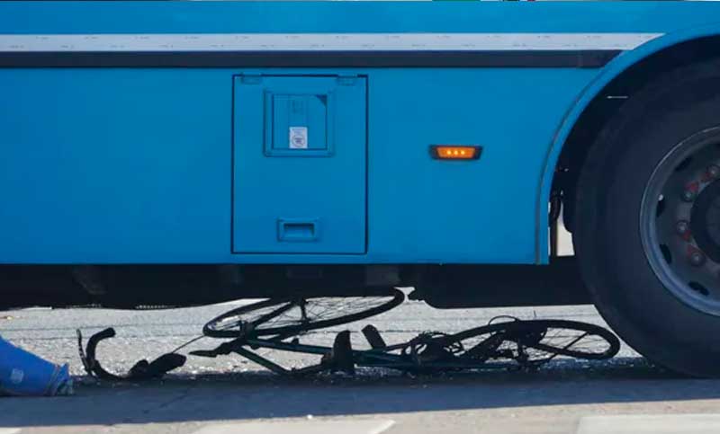 Un ciclista se encuentra muy grave tras ser embestido por un colectivo en zona norte