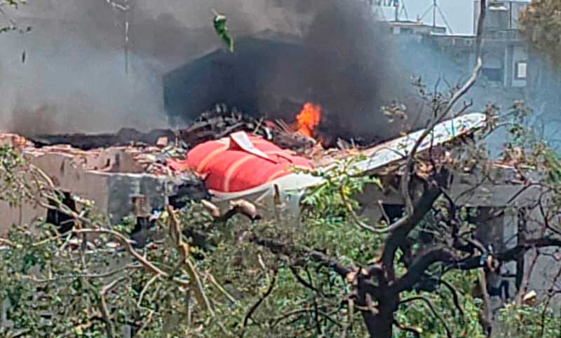 Tragedia en India: se estrelló un avión poco después de despegar con 242 personas a bordo