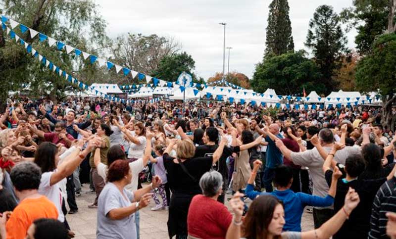 Peñas patrias en el Parque Alem para celebrar el Día de la Bandera