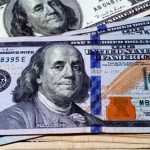 El dólar blue se disparó hasta los $1.300 y cayeron los bonos y acciones