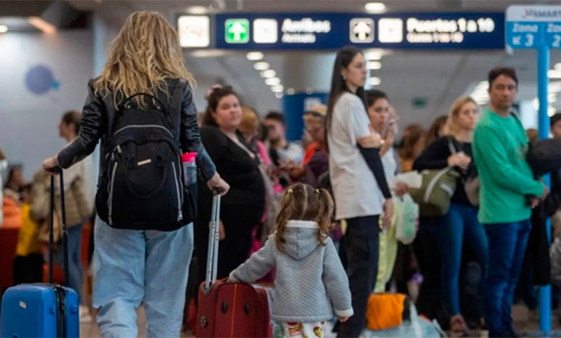Afectada por la pérdida de poder adquisitivo, la clase media viaja menos, en tanto aumentan los viajes al exterior