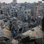 Israel ataca 130 objetivos en Gaza y mata al menos a 33 personas, mientras negociadores se dirigen a Qatar