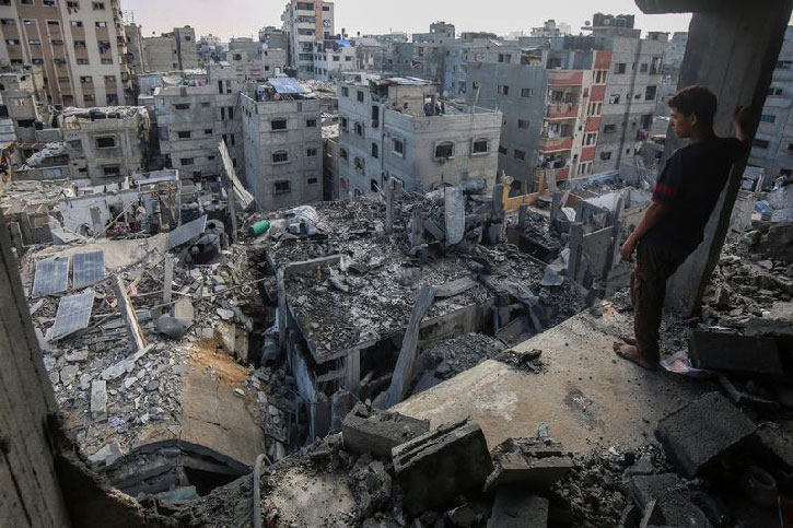 Israel ataca 130 objetivos en Gaza y mata al menos a 33 personas, mientras negociadores se dirigen a Qatar