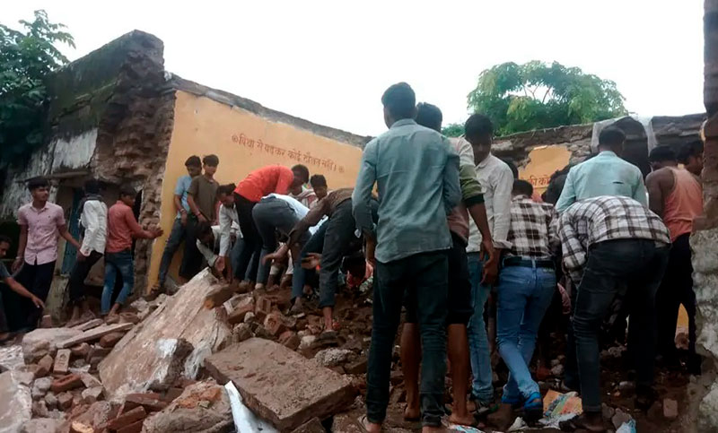 Mueren siete niños y otros 30 resultan heridos en India luego del derrumbe de un edificio escolar