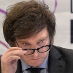 La imagen de Milei sigue cayendo y crecen los antimileistas, mientras que se profundiza la polarización política