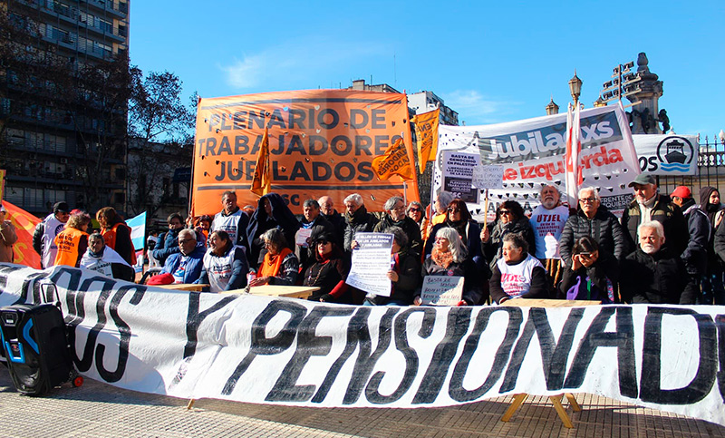 Jubilados movilizaron al Congreso por aumento de haberes y contra el recorte de medicamentos
