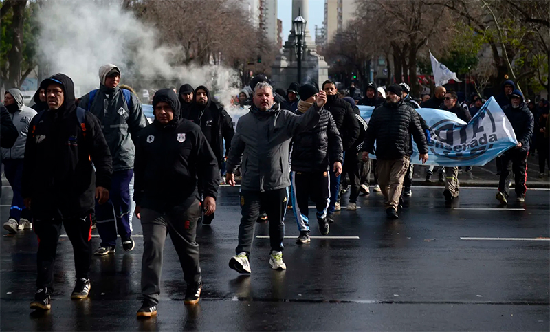 Trabajadores del Astillero Río Santiago marchan hacia La Plata para exigir un aumento salarial 