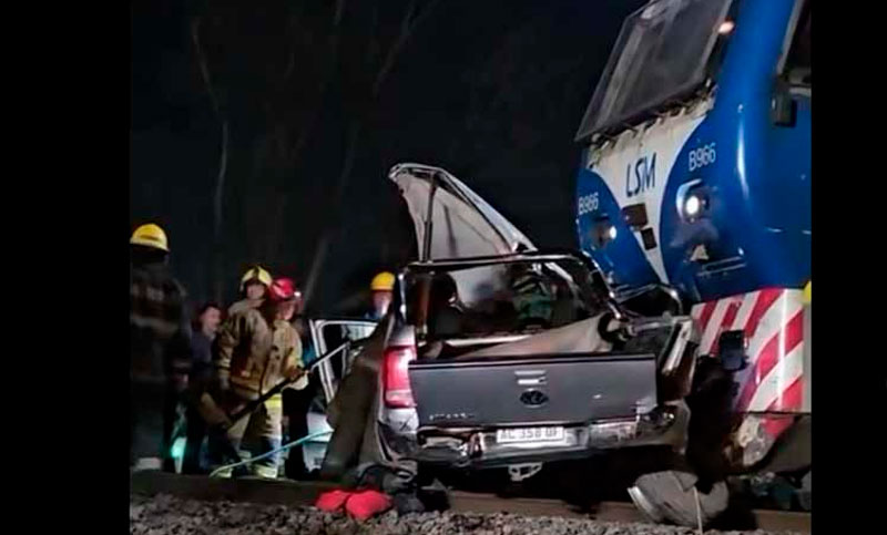 Tragedia en Buenos Aires: el tren San Martín arrolló a una camioneta y hay dos muertos