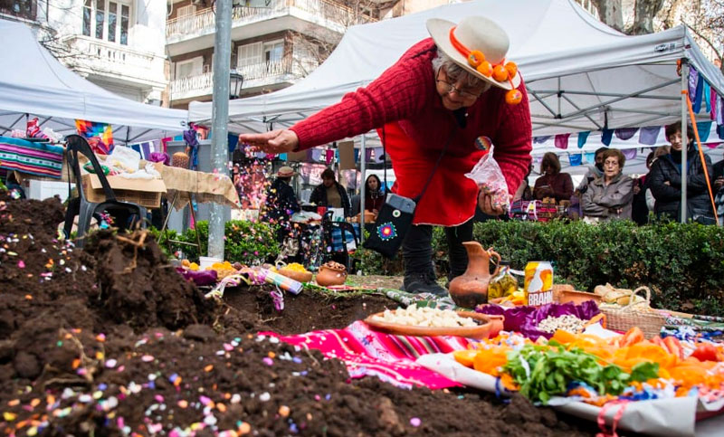 Feria especial en la previa del Día de la Pachamama: caña con ruda, promociones y productos artesanales
