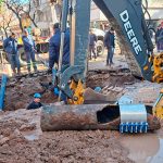 Agua que no has de beber: por rotura de un caño, se cortó el servicio en Rosario y Villa Gobernador Gálvez