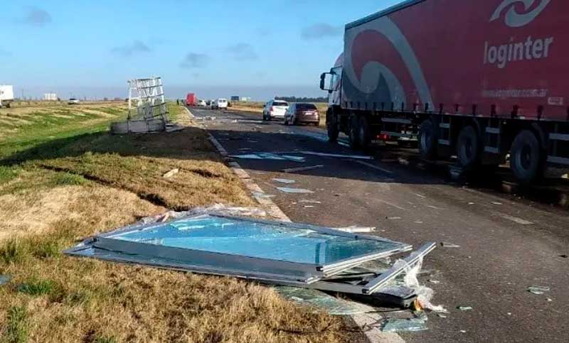 Cuatro heridos y caos de tránsito por un fuerte choque en la autopista Rosario – Córdoba