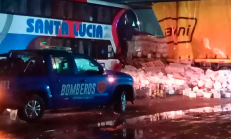 Tragedia en Santa Fe: un choque entre un micro y un camión dejó tres muertos y 17 heridos