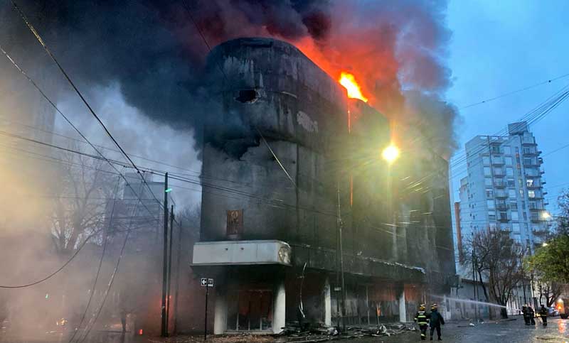 Feroz incendio en La Plata: colapsó un depósito y evacuaron a los vecinos