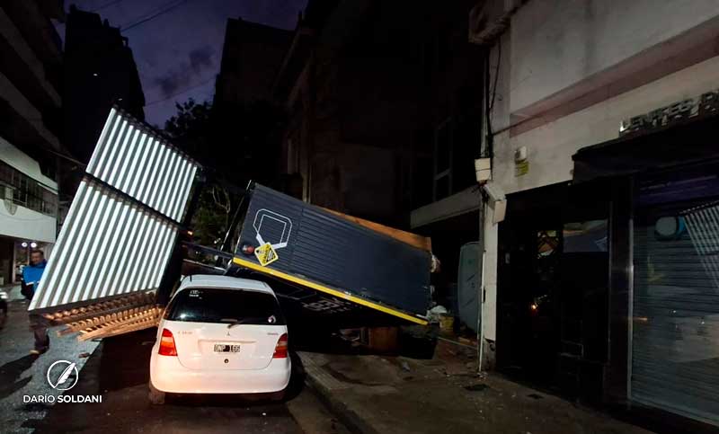 Se derrumbó el vallado metálico de una obra en construcción en pleno centro y cayó sobre un auto