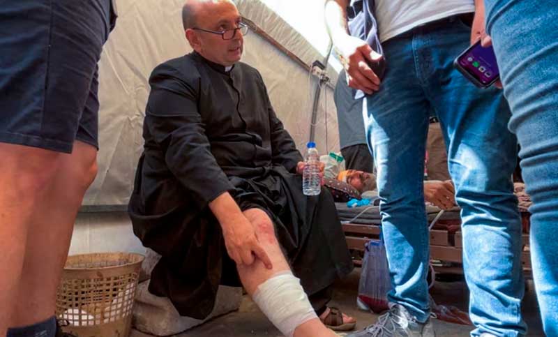 «Esta guerra tiene que terminar» dijo el padre Romanelli, herido en Gaza luego de que Israel bombardeara una iglesia católica