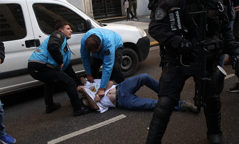 Brutal represión policial en una nueva marcha de jubilados: hay al menos siete heridos y cinco detenidos