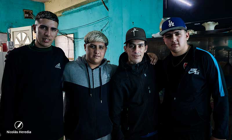 Solidaridad en tiempos difíciles: un grupo de amigos reparten comida en la zona norte de la ciudad