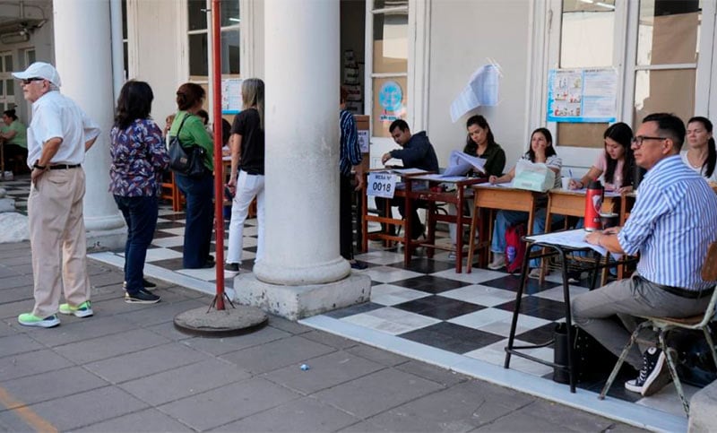 Elecciones en Corrientes: el oficialismo celebró de antemano y el peronismo dice que estará en segunda vuelta