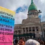 Mientras sigue el debate puertas adentro, jubilados y familiares de personas con discapacidad movilizaron al Congreso